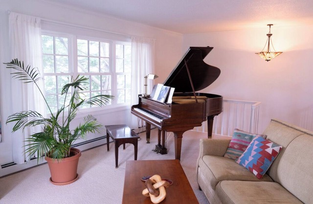 Harbor Hill Inn Cottage - Piano Suite