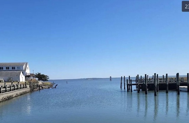 Harbor House Cottage, steps from water’s edge with views of Barrier Islands