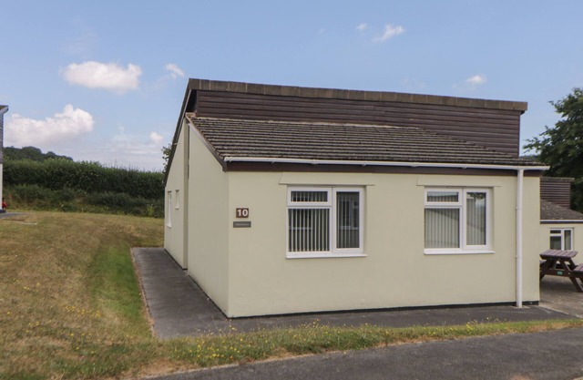 HARCOMBE HOUSE BUNGALOW 10, family friendly, with pool in Chudleigh
