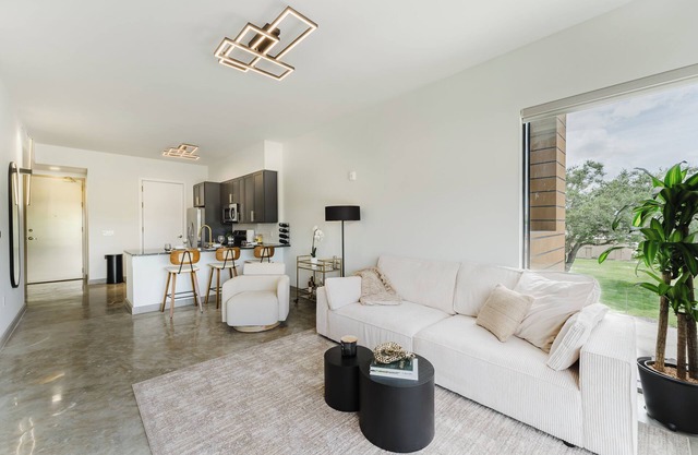 Hard Rock Gem mins to Diana Pointe & Beach-FLL Airport with Workspace & Pool