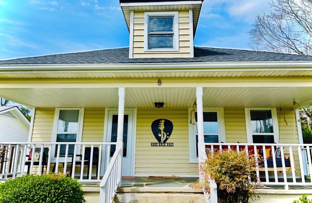 Hard Rock Haus: pet-friendly 2-bed bungalow just a rollin’ stone from Helen!