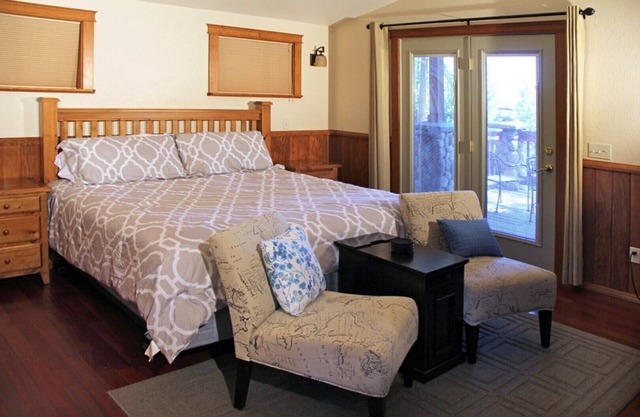 Harriman Springs Resort Cabin 2 - Cabins with a View