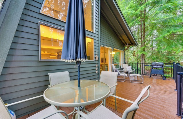 Harstine Island Cabin w/Fire Pit: Walk to Beach!
