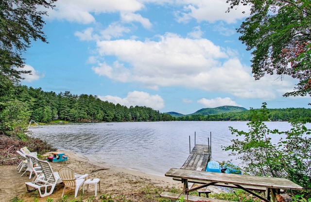Hartford Cottage w/Private Beach on Bear Pond!