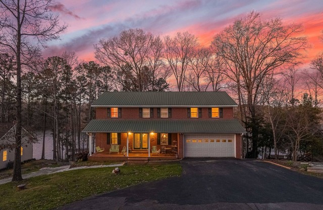 Hartwell lake deep water home, family friendly and close to Clemson and UGA