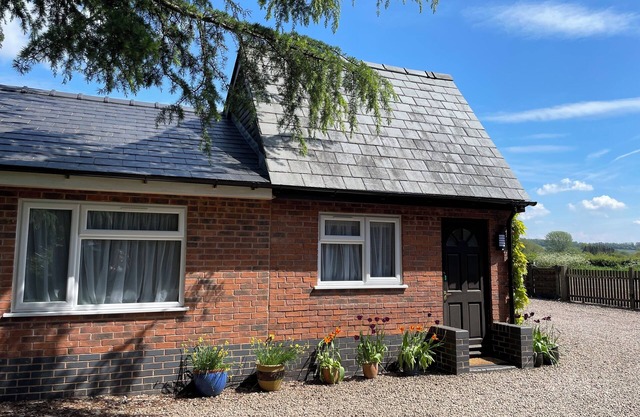 HARVEST MOON COTTAGE, with a garden in Bishop's Frome