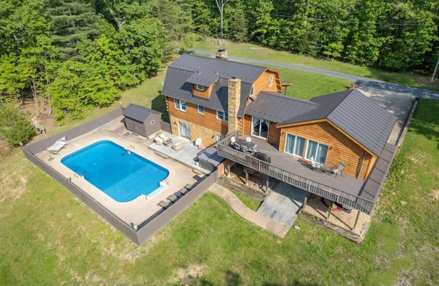 Have it All, Heated Pool, Hot Tub & Secluded Lake!