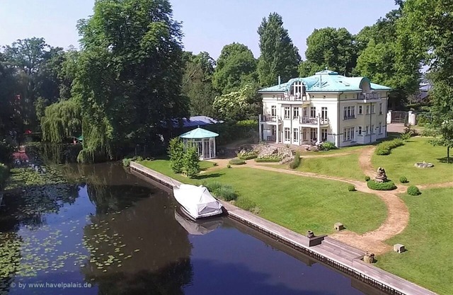 Havelpalais Potsdam:120m² loft directly on the water, garden, 3 balconies, fireplace, quiet