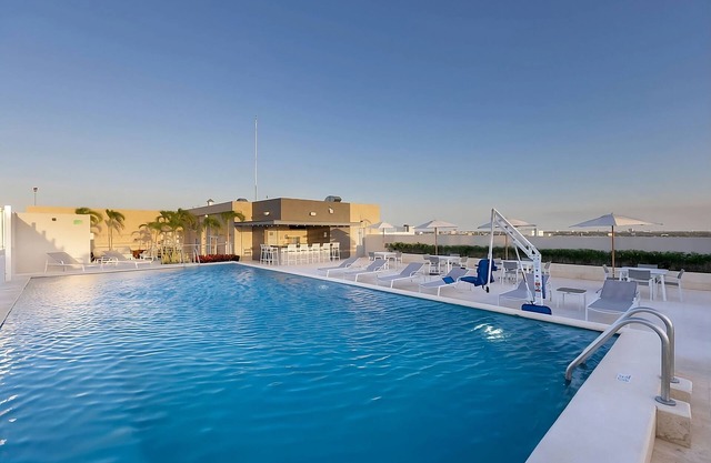 Haven of Relaxation! Free Breakfast and Parking, Outdoor Pool, Pets Allowed!