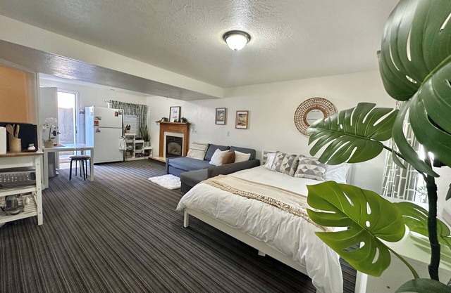 Hawaiian Sunshine 1-bedroom house in welcoming Provo with AC, WiFi