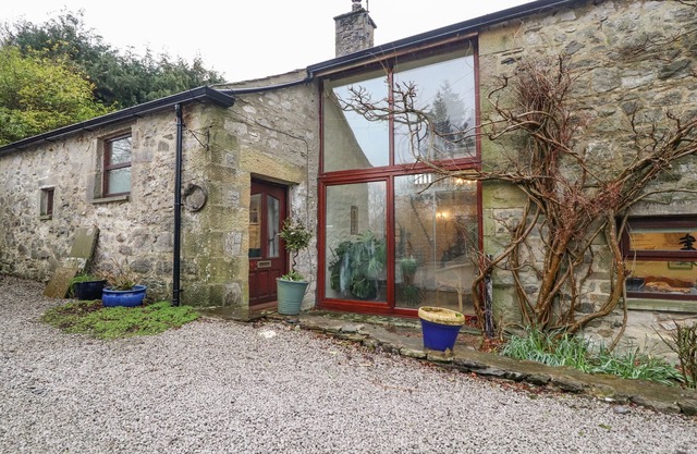 HAWORTH BARN, pet friendly, character holiday cottage in Stainforth