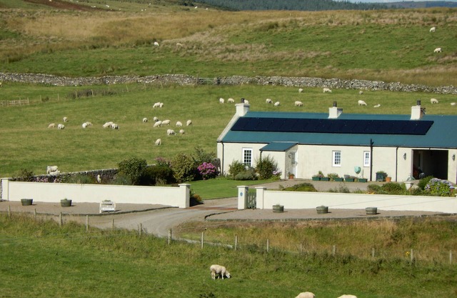 HAZEL'S COTTAGE, pet friendly, with open fire in Campbeltown