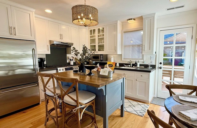 Healdsburg Downtown Charmer w/Hot Tub!