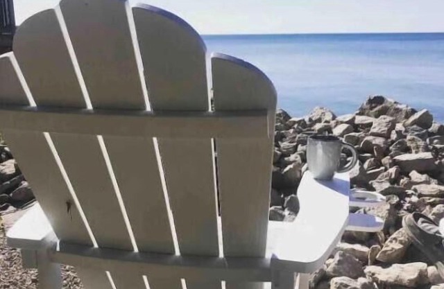 Healing Waters Retreat Quiet Modern lakeside Cottage, on South Pelee Island