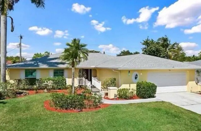 Heart of Fort Myers, close to it all!