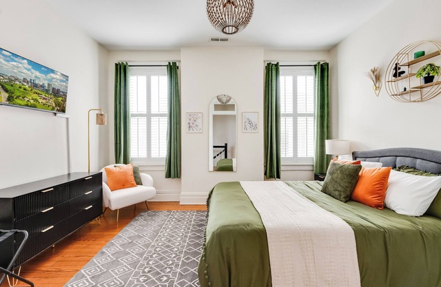 Heart of the Fan: 2BR/2BA Strawberry Street Stay