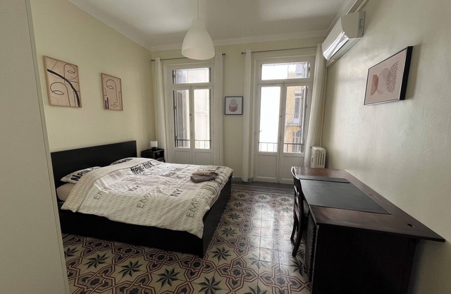 HEART OF TOWN - SPACIOUS AIR-CONDITIONED T4 OF 82M2 CLOSE TO. PL. CASTELLANE/PRADO -3 BDRMS