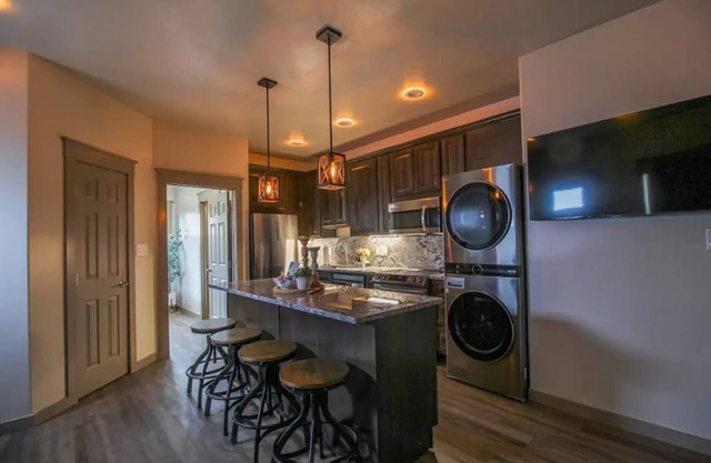 Heart Trail Lookout Unit 2 BRAND NEW 2024 HOT TUB and “The Griz” Cold Plunge!