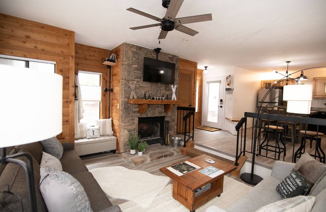 Heated outdoor pool, close to Ohiopyle, Falling water, and State park with beach