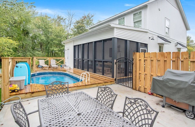 Heated pool & hot tub, Lake MI beach access via a tram plus a theatre room.