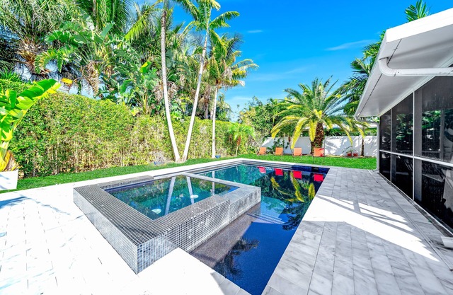 Heated Pool+Hot Tub! Ping-Pong+Close 2 Beach!