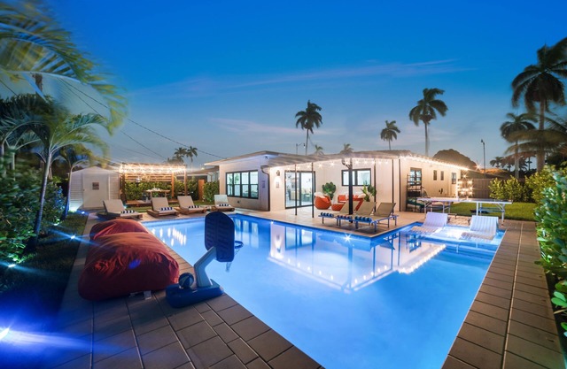 Heated Pool + Pergola + Bar | DT 5 mins | 1000Mbps