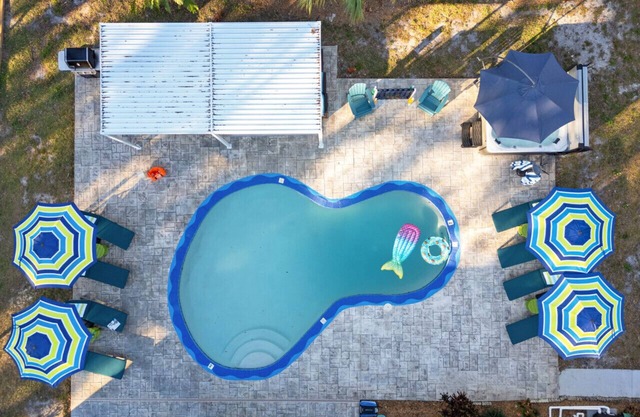 Heated Pool, Pickleball, basketball, putting green -3 King beds