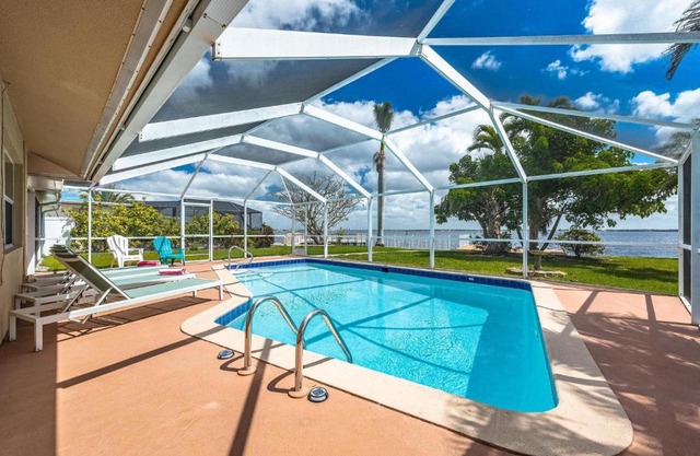Heated Pool, Ping Pong Table, Sleeps 8 - Villa Sunset Riverhouse