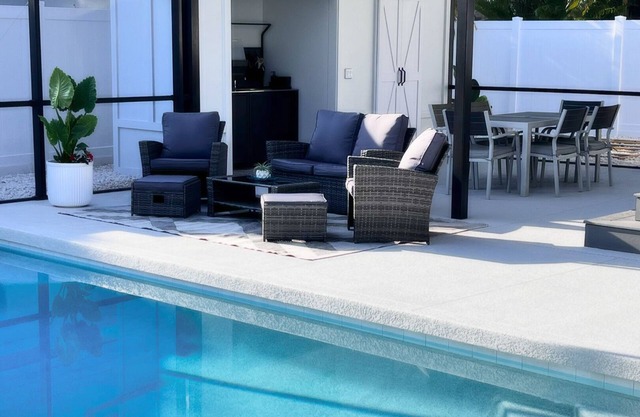 Heated saltwater CAGED pool, NO mosquitos! new, clean house!