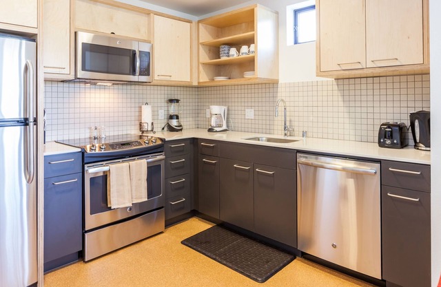 Heaven on Washington Furnished Apartments