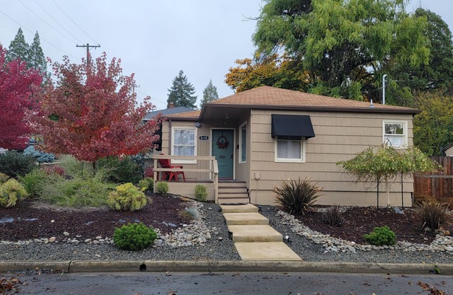 Heavenly Bungalow, immaculately clean, close to downtown!
