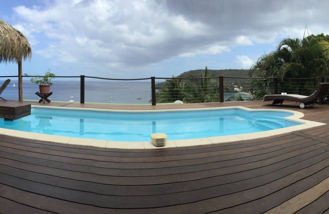 Heavenly setting, view of the Caribbean Sea, swimming pool and large shaded terrace.