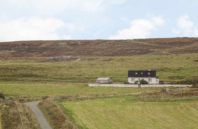 HEBRIDEAN VIEW, pet friendly, with open fire in Dunvegan
