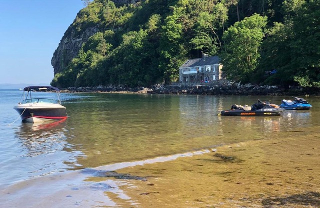 Heddfan - Peaceful & Cozy En-suite Room 5 mins from Stunning Llanbedrog Beach