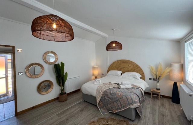 Hedgehog Lodge at Owlet Hideaway - with Hot Tub, near York