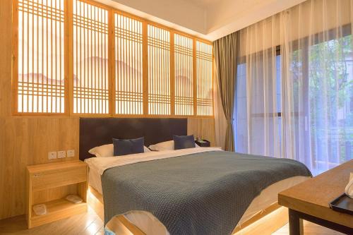Heinemann Hotel courtyard or terrace king room B208 with a jacuzzi and a local