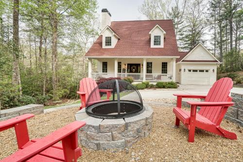 Helen Retreat with Hot Tub, 2 Mi to Downtown!
