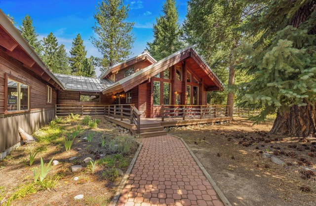 Helen's Place- Spacious pet friendly home near ponderosa park and golf