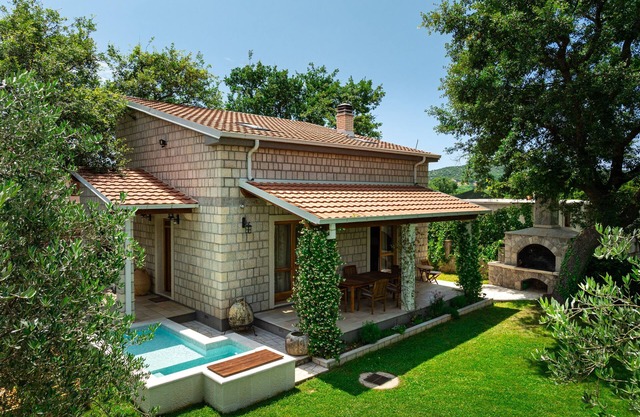 Helena's Garden Retreat: Secluded Villa w/Garden