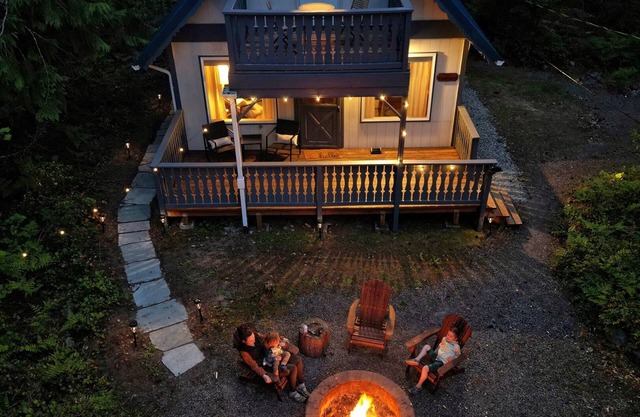 Hemlock Haven | HotTub/Short Drive to Park/Wifi/EV