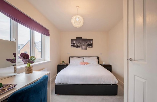 Hemsworth Homestay with Double Bedroom and Private Bathroom