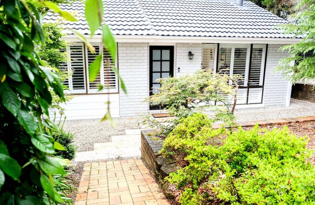 Henderson House - Renovated Home, 3 Bedroom, Deep Bath, A/C, BBQ, Undercover Patio