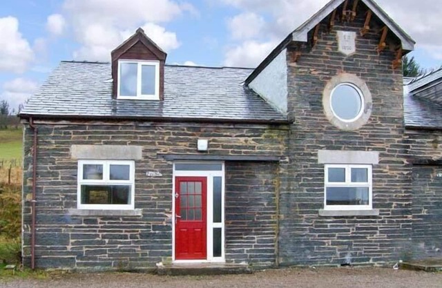 HENDRE ALED COTTAGE 3, pet friendly, with a garden in Llansannan