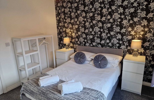 HEREFORD – Mayflower Coach House: Modern 2-Bed with Parking, Sleeps 4