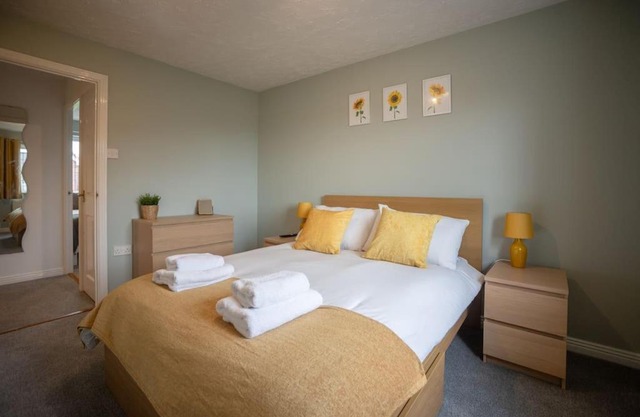 Hereford - Woodpecker House - Comfortable Modern House Located in South Hereford - Sleeps 6 - Perfect for Accessing Hereford Enterprise Zone in Rotherwas - Hosted By RENTMYHOUSE