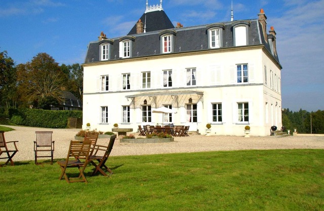 Heritage Castle in Asnières with Garden