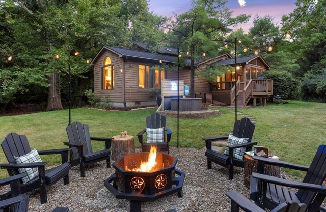★Heritage Hideaway★ Hot Tub & Game Room ★ 4 King Beds & 5 Bunks★ Sleeps 14