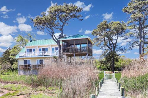 Heron's Cove on Salt Meadow - Pet friendly, waterfront home!