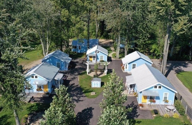 Herons Nest I ALL 6 Private Paw Paw Lake Cottages