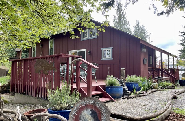 Herron Island Maple Grove Retreat-Dog Friendly